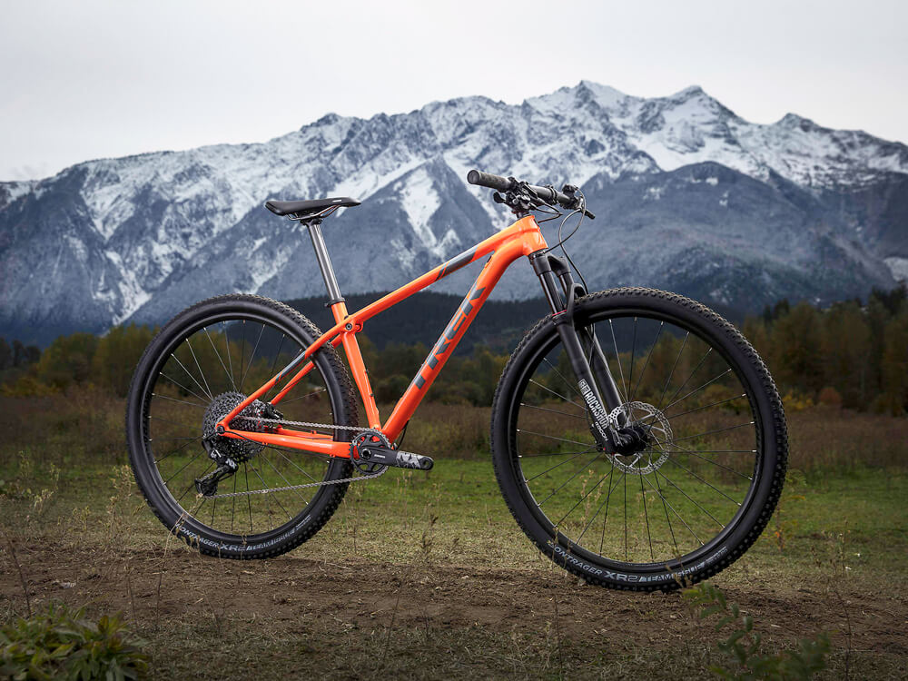 Велосипед на фоне гор с мощными колесами