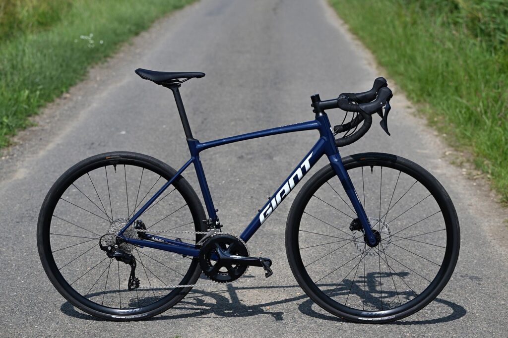 Скоростной велосипед на асфальтированной трассе